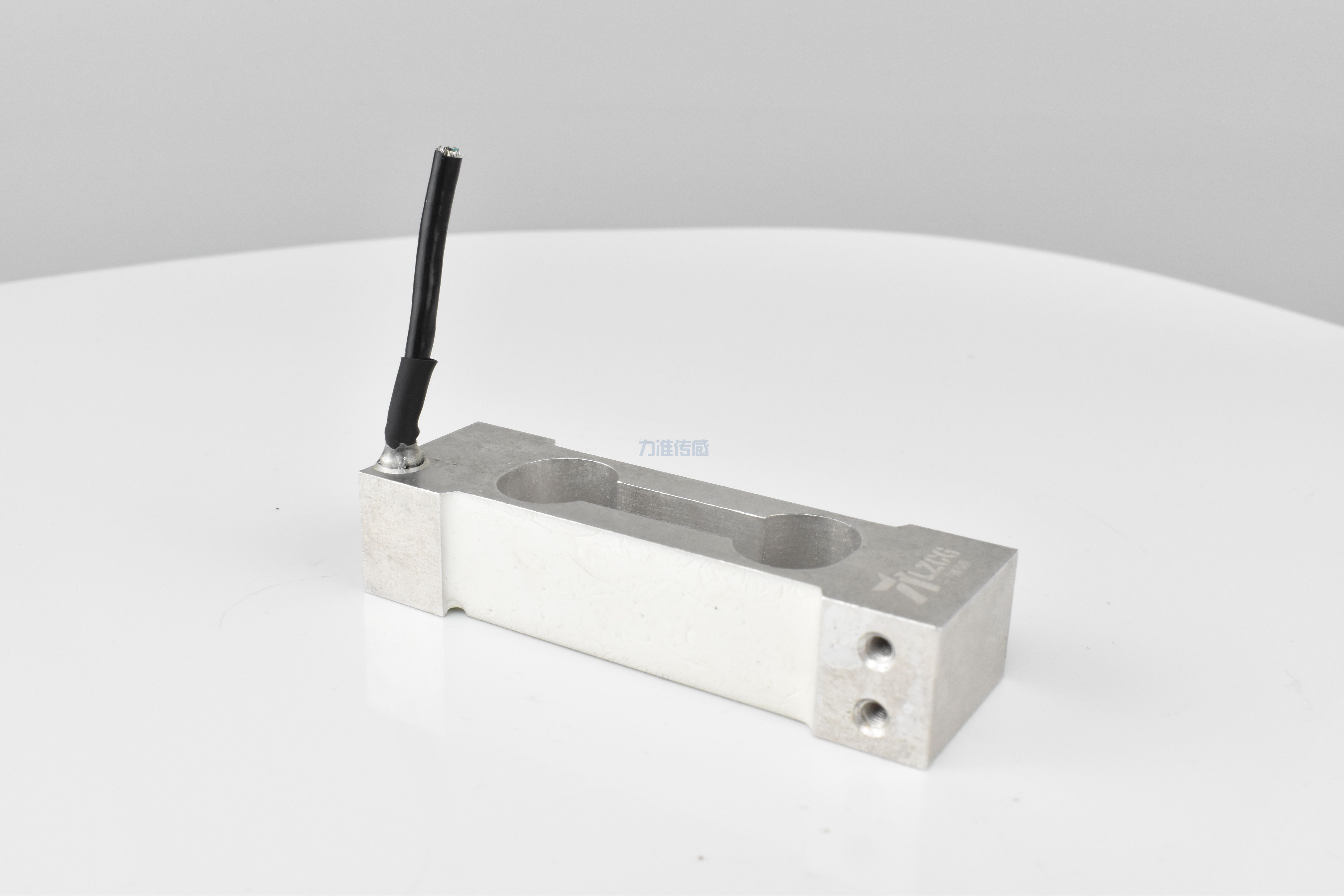 振動(dòng)測(cè)量?jī)x器中傳感器是非常關(guān)鍵的(圖1) 振動(dòng)測(cè)量?jī)x器中傳感器是非常關(guān)鍵的